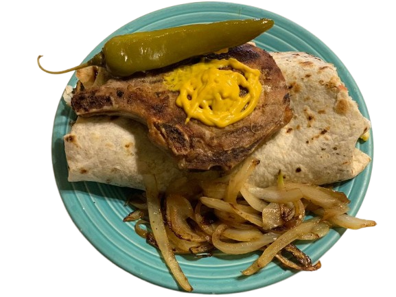 Plato típico mexicano con burrito, chuleta de cerdo con mostaza, cebollas asadas y chile jalapeño servido en plato turquesa – especialidad casera de restaurante en Chicago